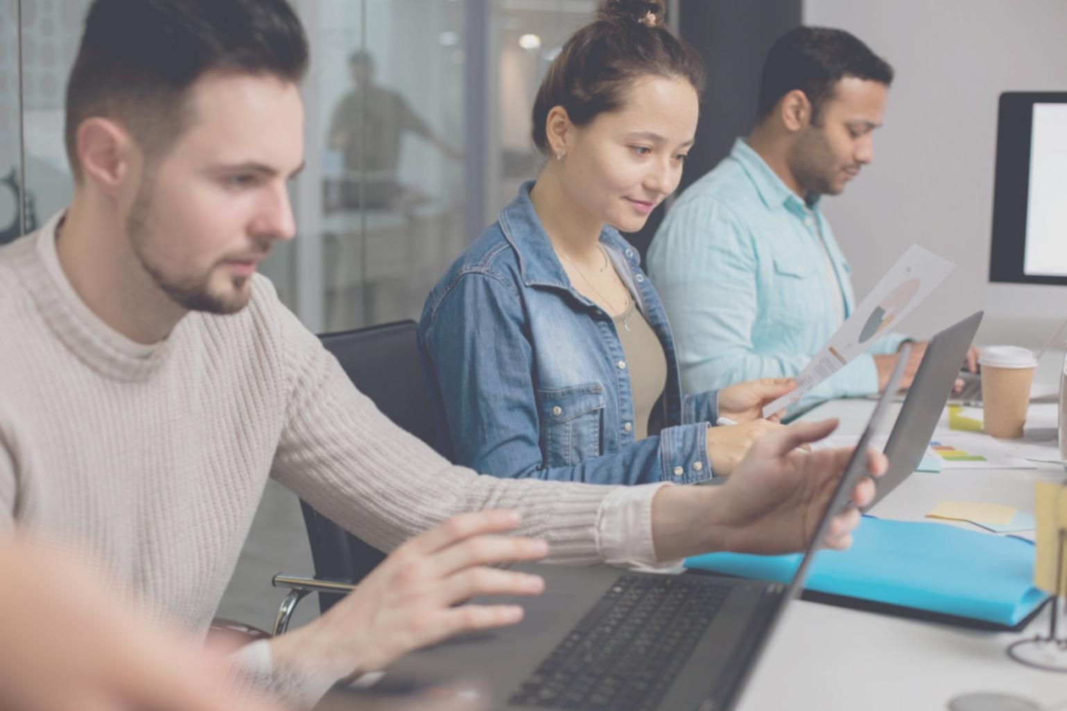 Profesionales trabajando en análisis financiero y estrategias de comunicación empresarial